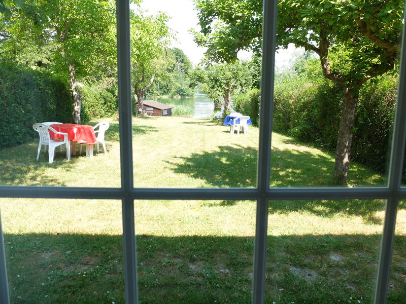 Blick aus dem Fenster in den Garten