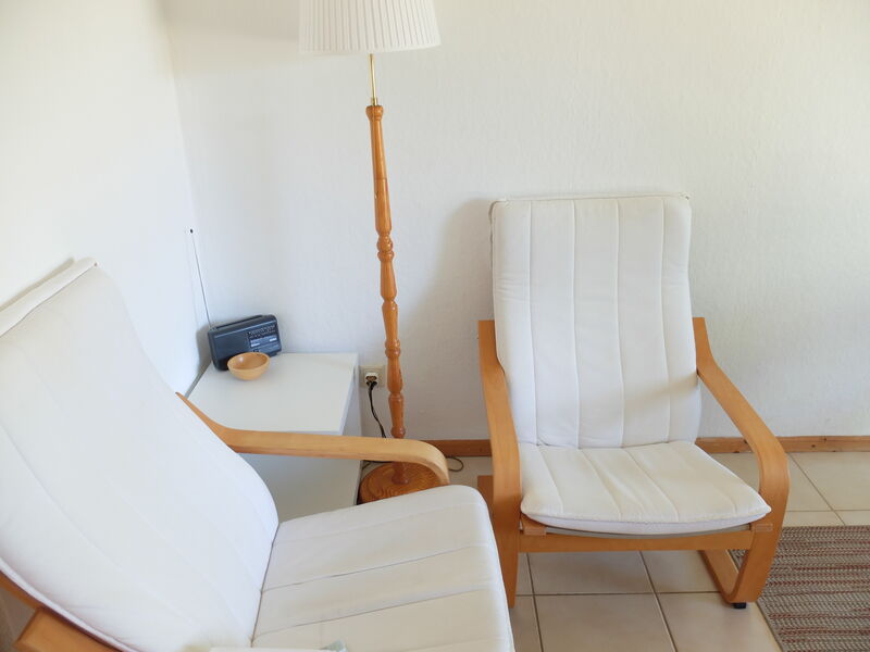 Tische im Garten mit Seeblick